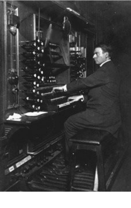 Joseph Bonnet à la console ancienne